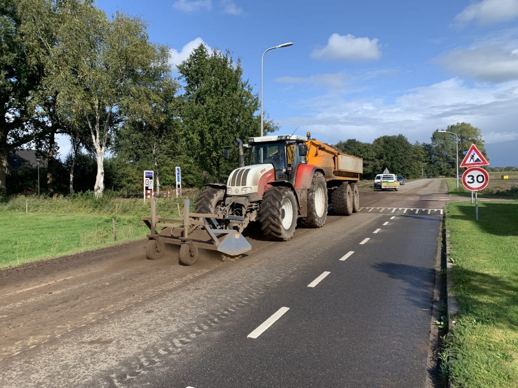 Tractor met dumper en haakarm